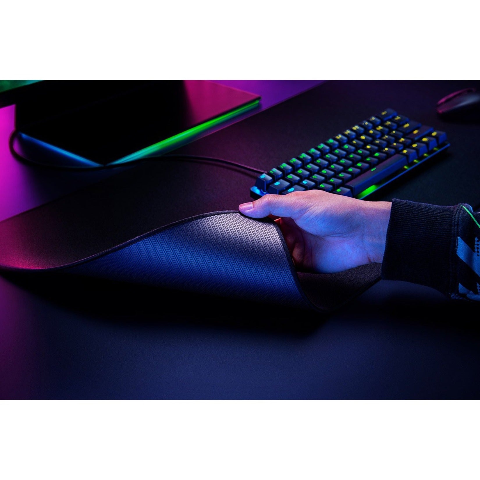 Razer RZ02-03810200-R3U1 Strider Hybrid Gaming Mouse Pad (Large), Soft Base and Smooth Glide [Discontinued]