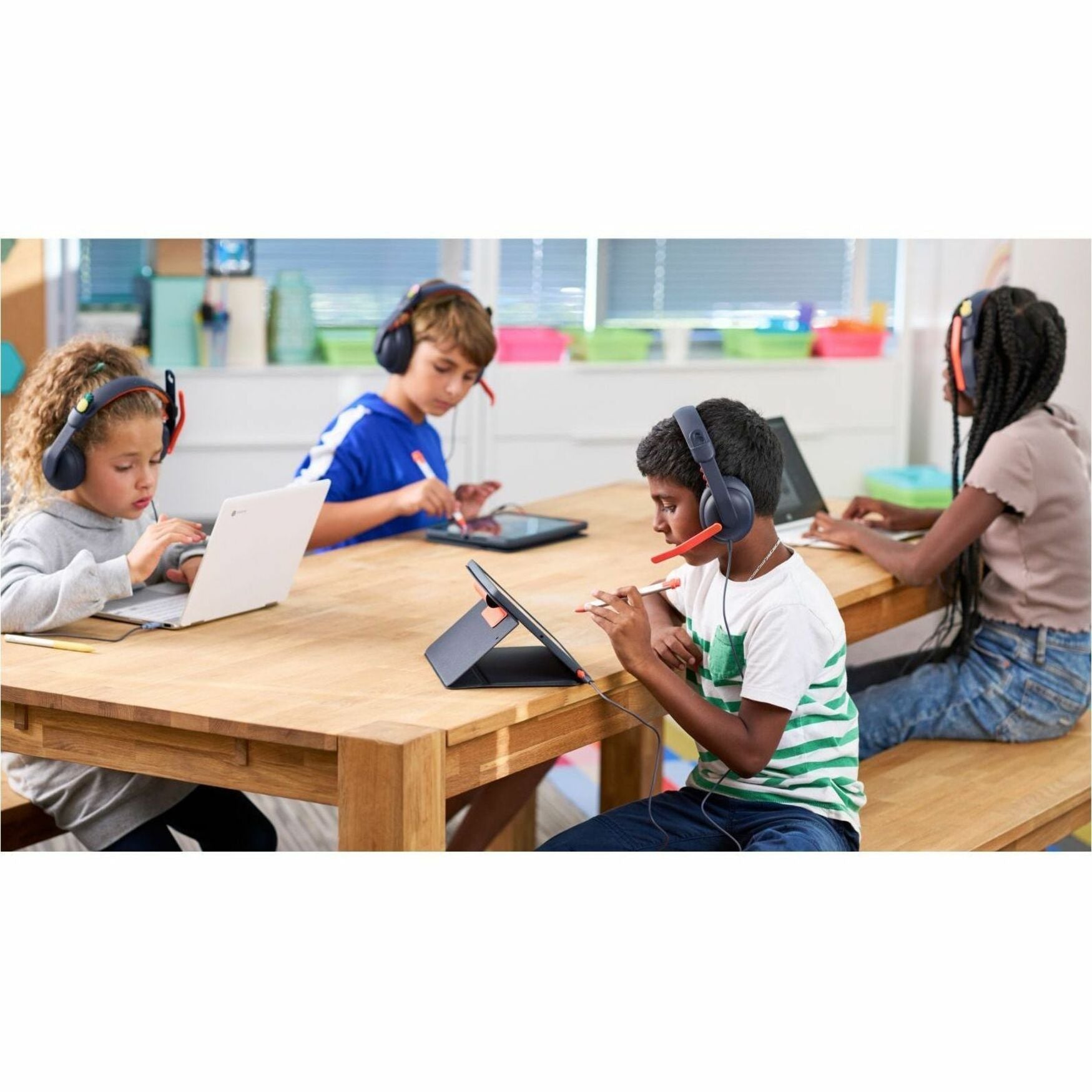 Logitech 981-001395 Zone Learn Wired Headsets for Learners, Rotating Microphone, Plug and Play, Noise Isolation